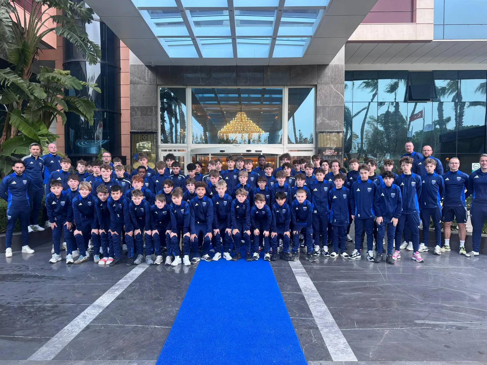 Die komplette Kickers-Reisegruppe vor dem Hotel in der Türkei, Camp 2026